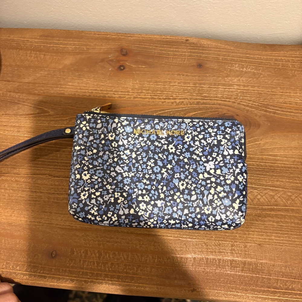 Michael kors wristlet